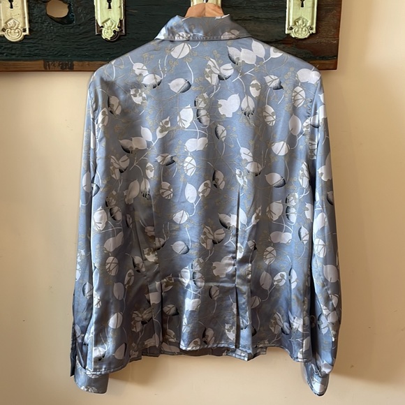 2/$30 Evan Picone Floral Satin Pleated and Tucked Button Down Blouse Size 12 - Picture 11 of 15